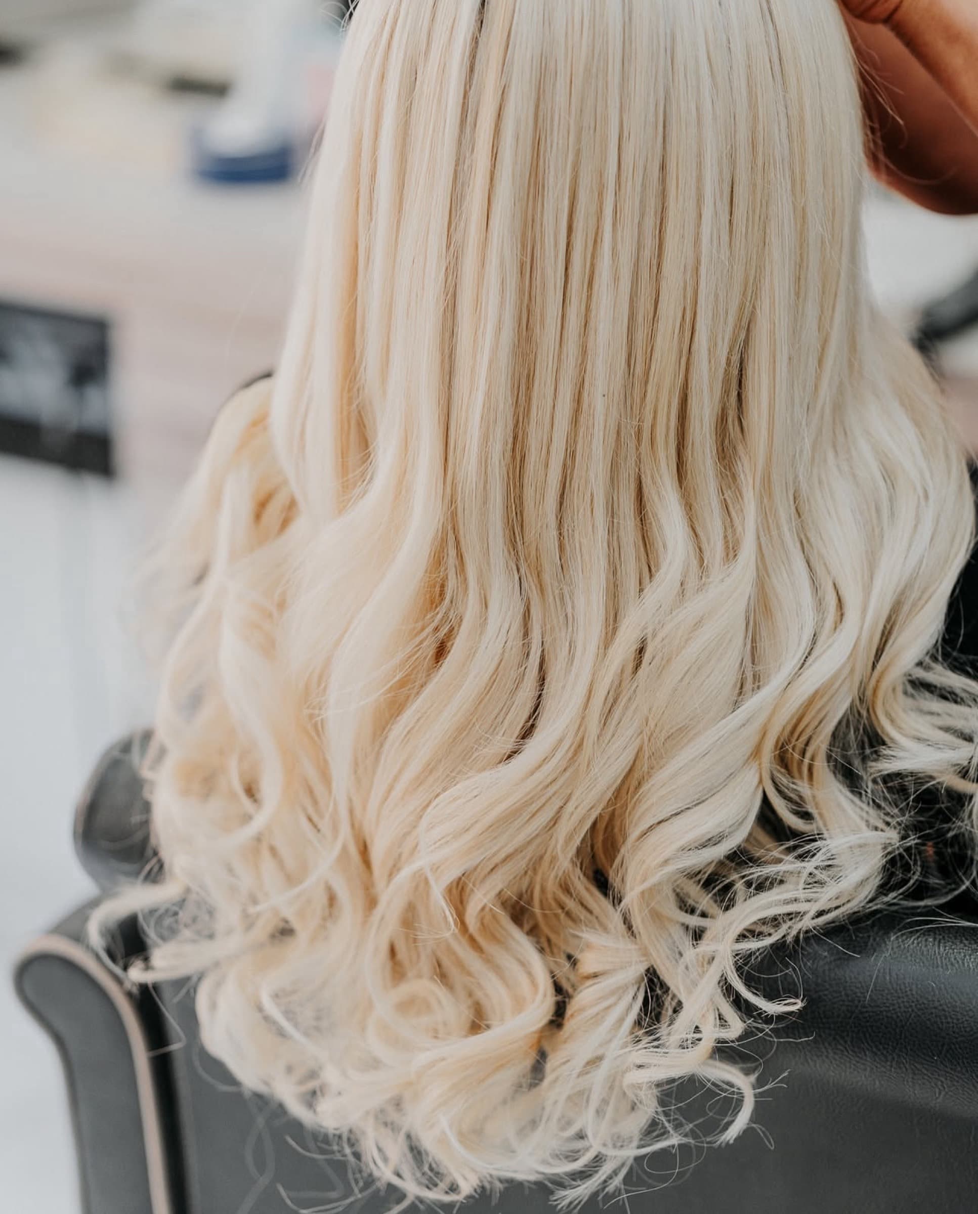 Barber arbeitet konzentriert an einem Herrenhaarschnitt