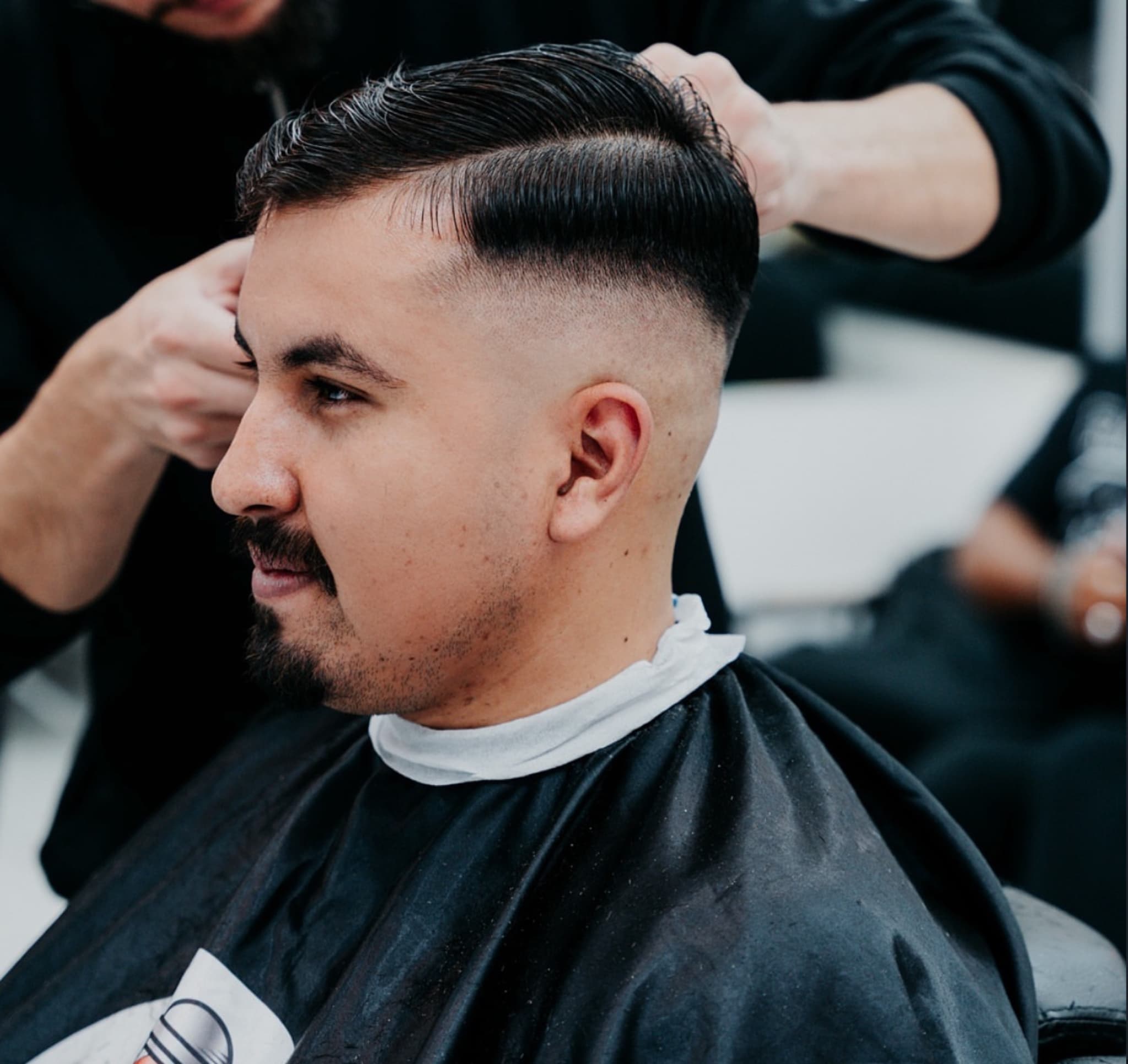 Stylist beim Finish eines Kunden im Black Sea Friseur Salon