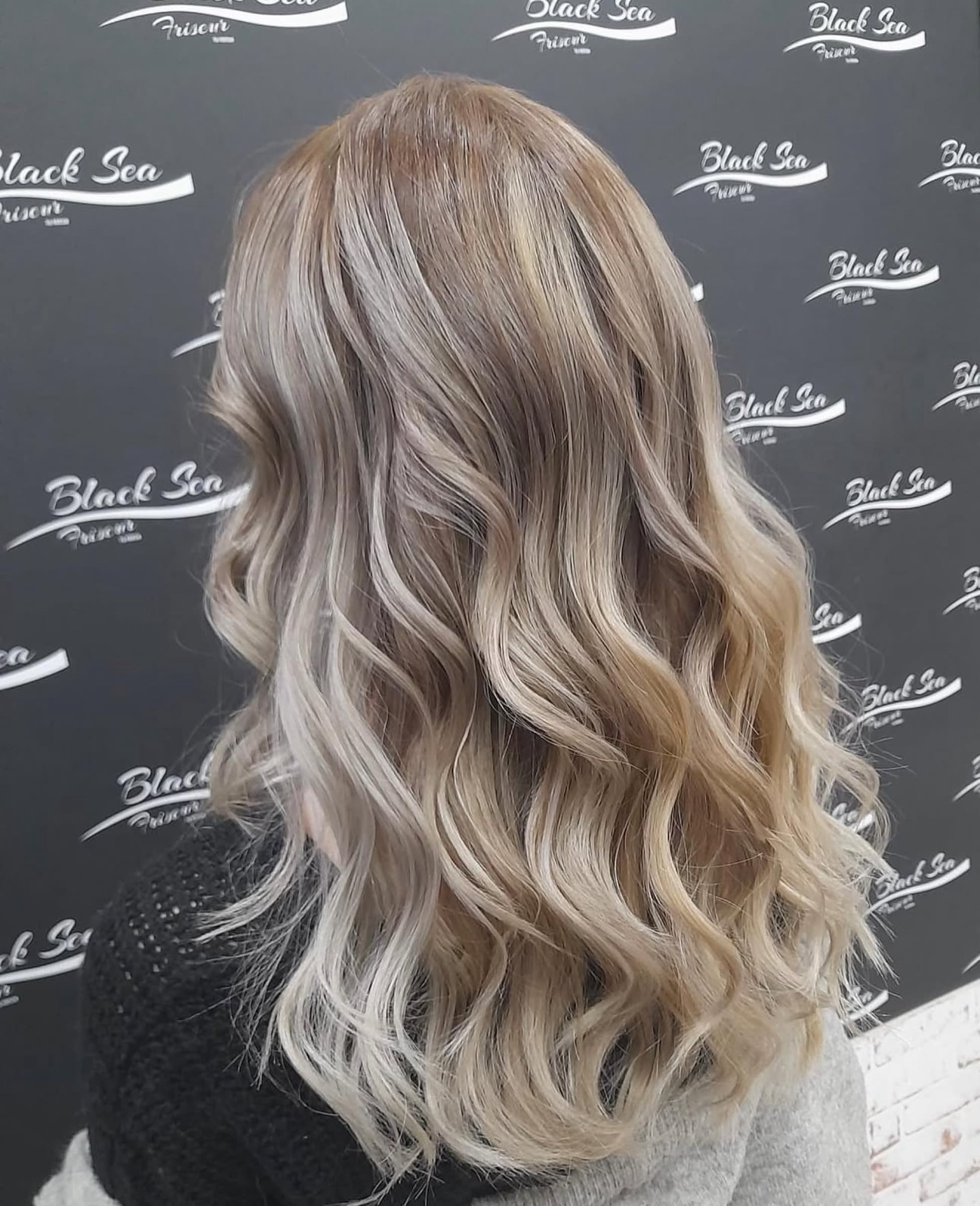 Damen-Look aus dem Black Sea Friseur