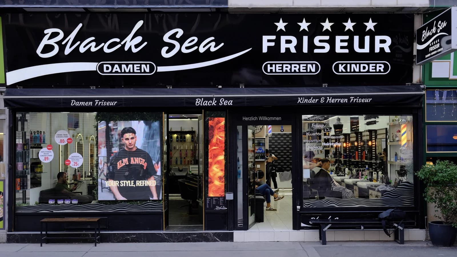 Schaufenster des Black Sea Friseur, Standort 1, mit Leuchtschrift in Wien 1030