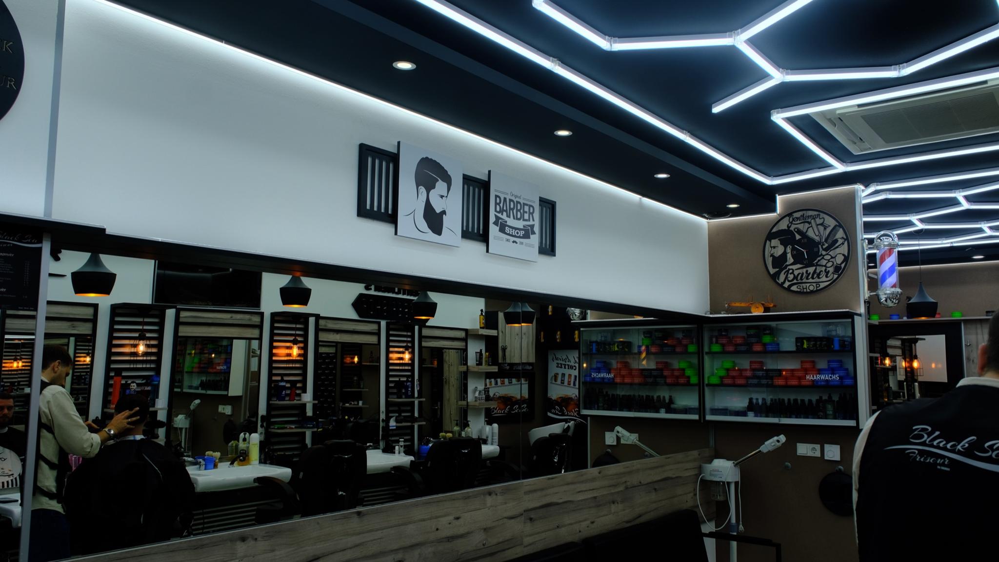 Barbershop-Bereich mit markanter Deckenbeleuchtung im Black Sea Friseur